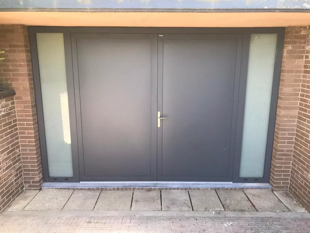 Graues zweiflügeliges Garagentor mit Glaselementen in Sittard-Geleen und Limburg