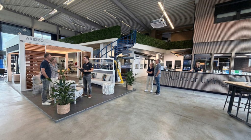 Luxe Renoco showroom met stijlvolle tuinmeubels en sfeervolle overkapping, rolluiken en nog veel meer producten.