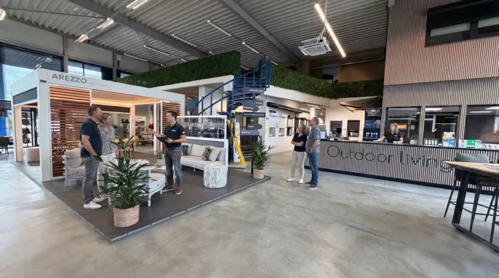 Luxe Renoco showroom met stijlvolle tuinmeubels en sfeervolle overkapping, rolluiken en nog veel meer producten.