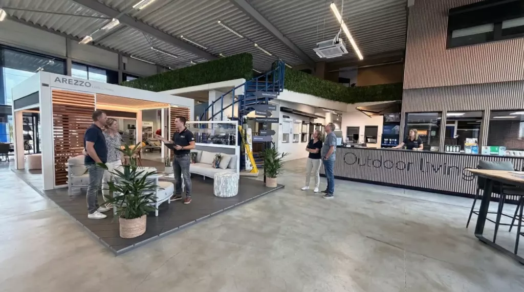 Luxe Renoco showroom met stijlvolle tuinmeubels en sfeervolle overkapping, rolluiken en nog veel meer producten.