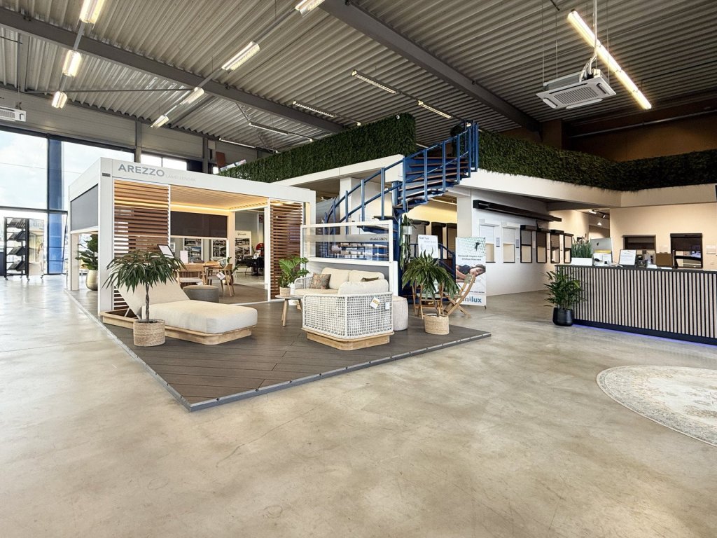Luxe Renoco showroom met stijlvolle tuinmeubels en sfeervolle overkapping, rolluiken en nog veel meer producten.