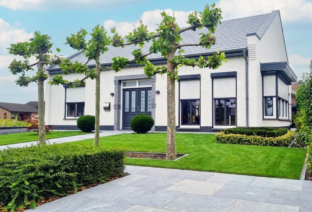 Luxury detached house fitted with high-quality, made-to-measure aluminium roller shutters. Dynamic sun shading keeps out up to 90% of the sun&rsquo;s heat, improves living comfort, offers extra privacy and helps save energy. Expertly supplied and installed by Renoco.
