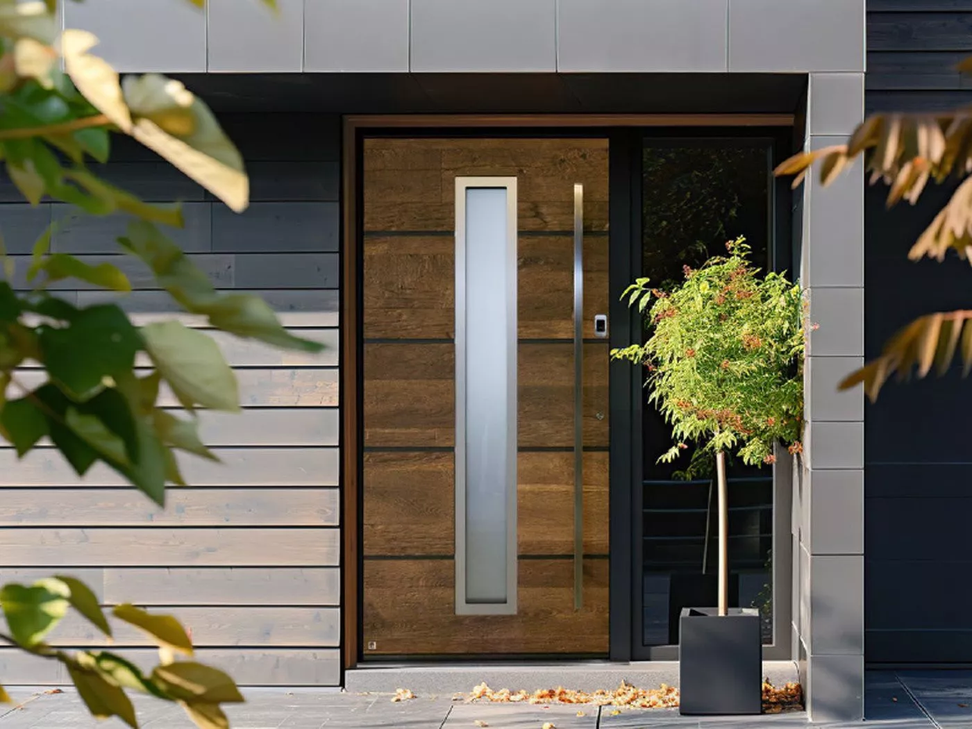 Aluminium-Haustür mit Glas und Edelstahl-Türgriff in Sittard - Geleen oder anderswo in Limburg.