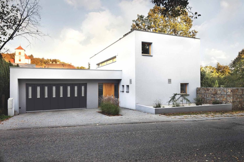 Zijwaartse sectionaaldeur met moderne uitstraling, perfect voor elke woning.