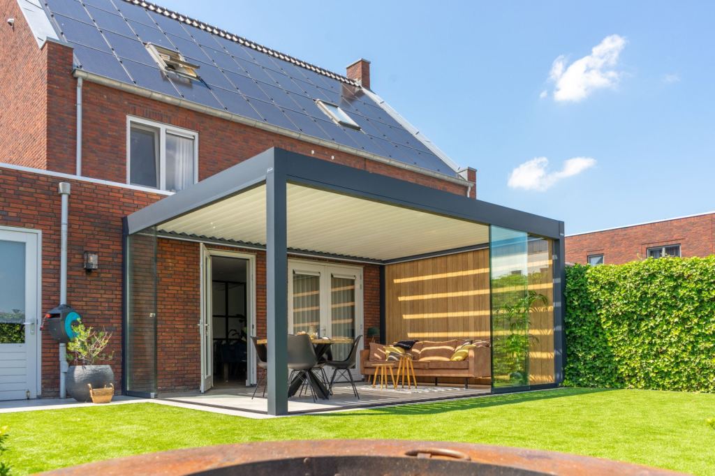 Moderne Veranda mit Glasw&auml;nden und stilvoller Sitzecke im Garten in Sittard-Geleen, Limburg.