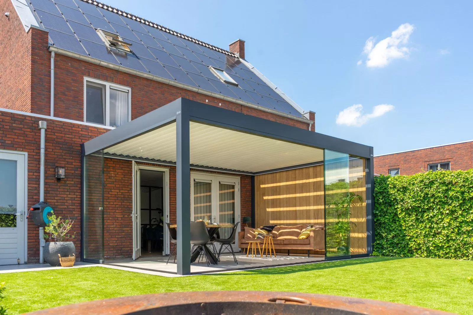 Moderne Veranda mit Glaswänden und stilvoller Sitzecke im Garten in Sittard-Geleen, Limburg