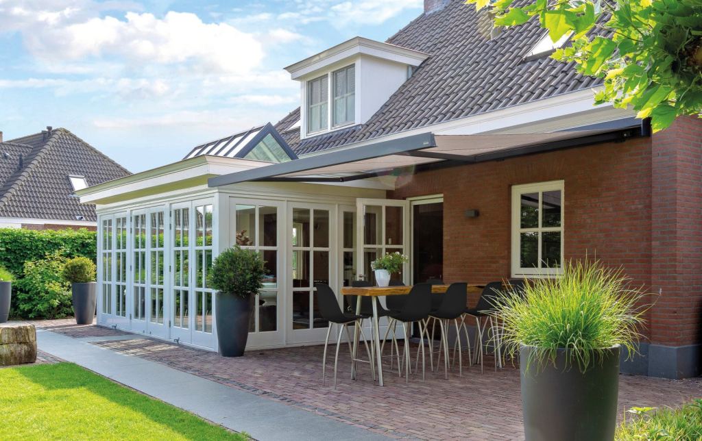 Verano folding-arm awning, ideal for outdoor sun shading in Sittard - Geleen, Limburg.