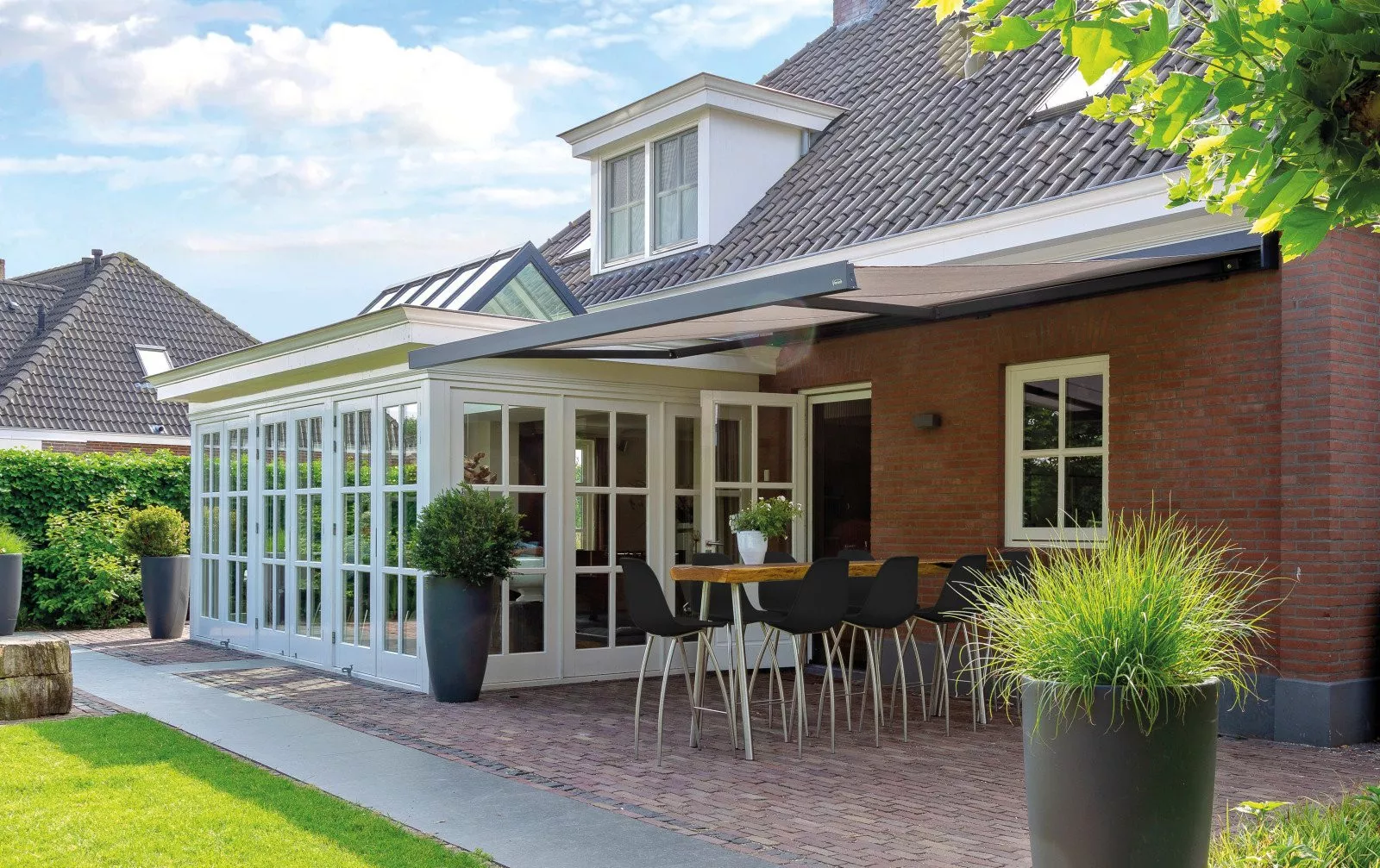 Verano folding-arm awning, ideal for outdoor sun shading in Sittard - Geleen, Limburg
