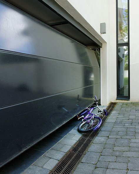Veiligheid staat voorop met onderloopbeveiliging Onderloopbeveiliging: Elke elektrische Renoco sectionaaldeur heeft een obstakeldetectie voor verhoogde veiligheid.