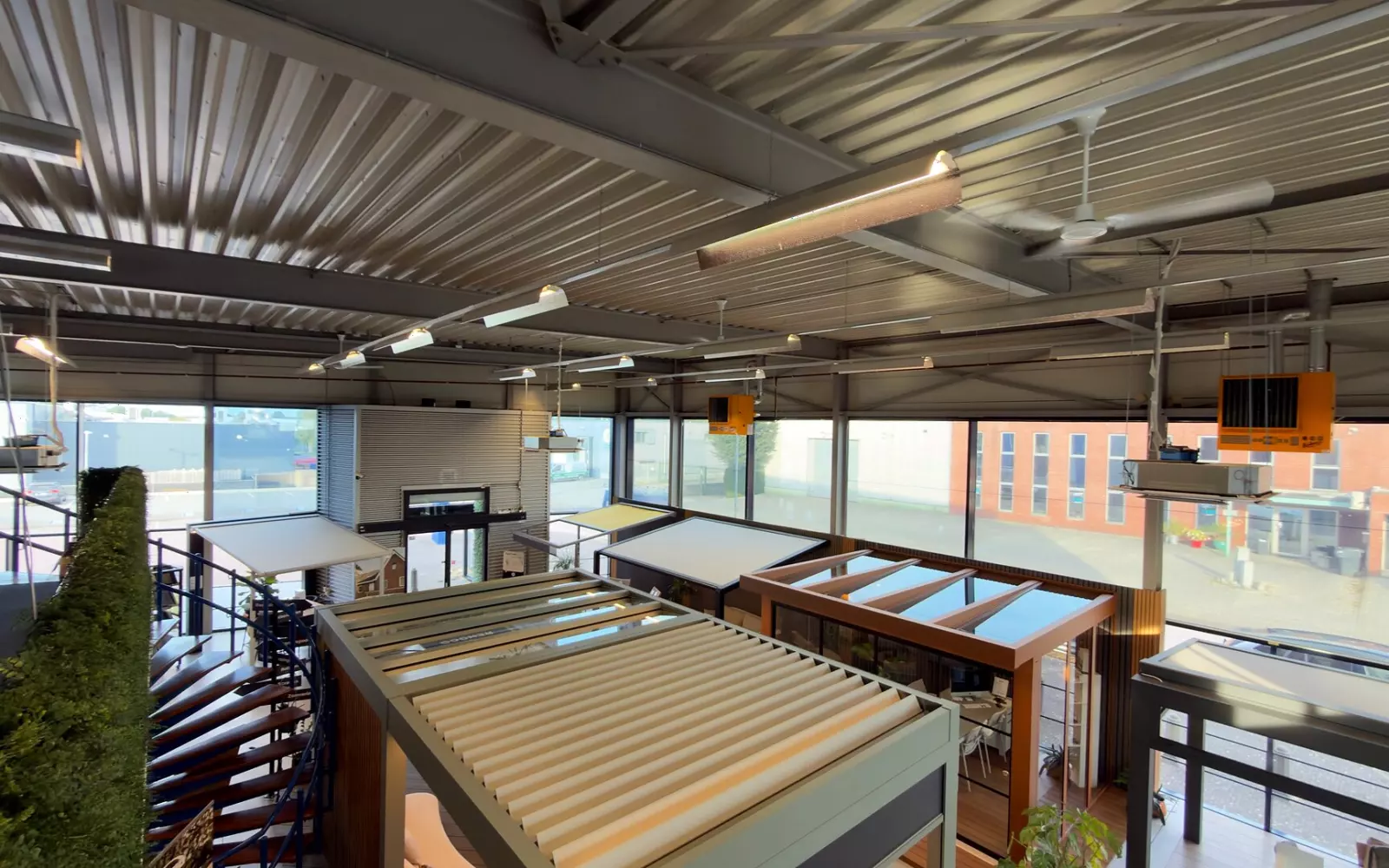 Terrasoverkappingen en lamellendaken van bovenaf gezien in de Renoco showroom in Sittard