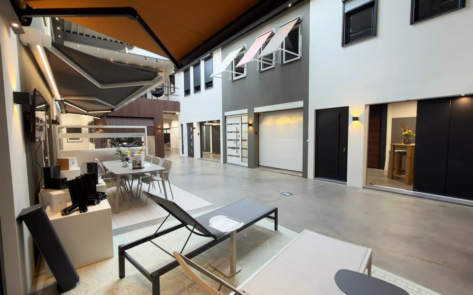 Voordeuren, garagepoorten en zonneschermen op ware grootte in de Renoco showroom in Sittard