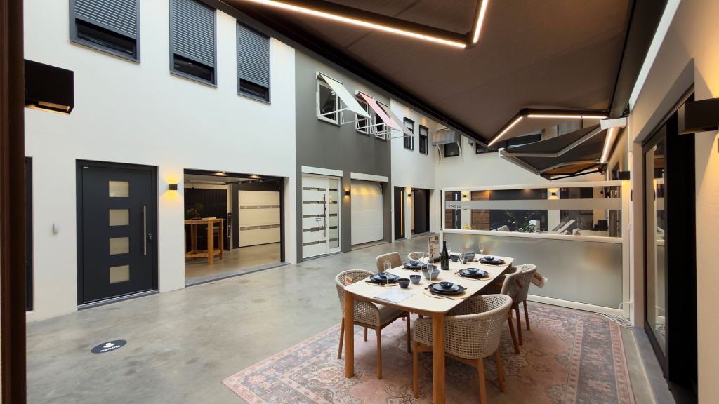 Voordeuren, garagepoorten, rolluiken en een zonnescherm met ledverlichting in de Renoco showroom.