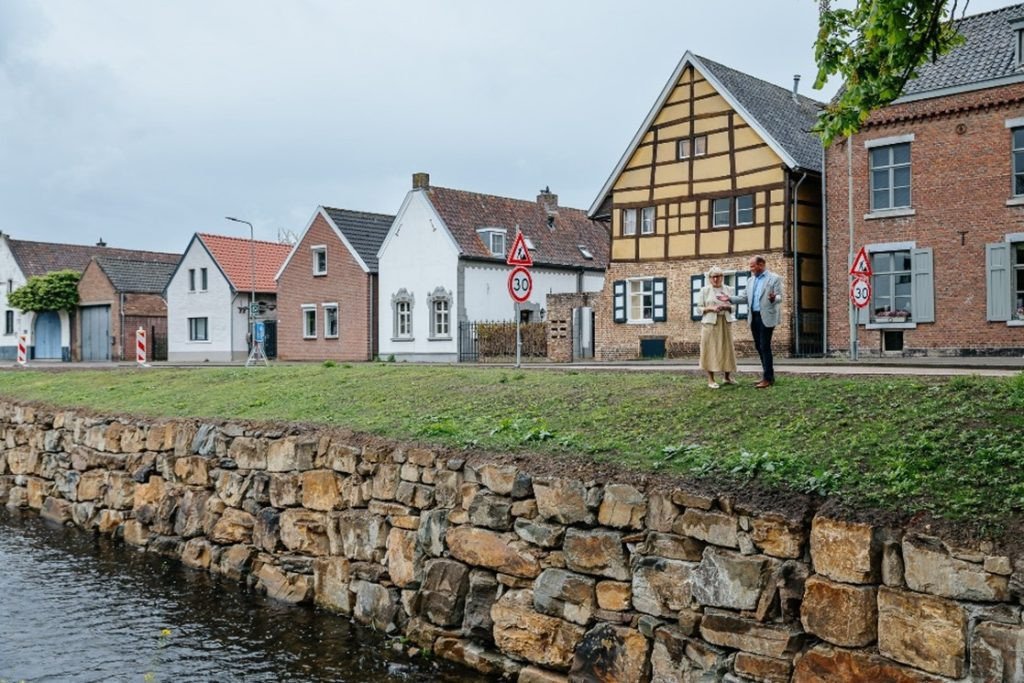 Pittoresk straatje in Sittard Ophoven met historische gebouwen aan de Cötelbeek.