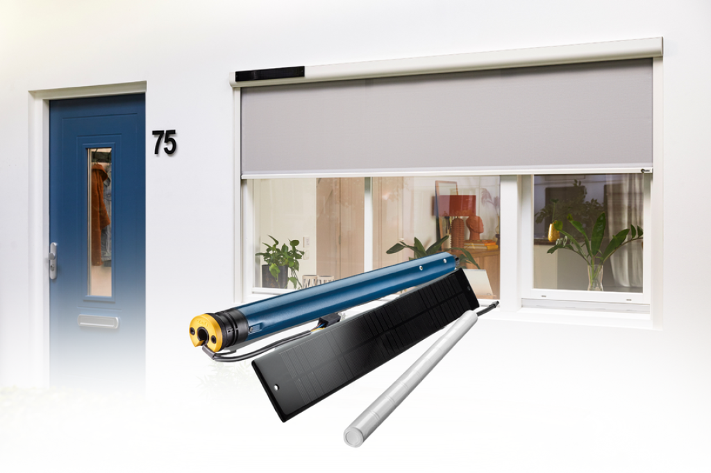 Solar rolluik met ge&iuml;ntegreerd zonnepaneel voor energiezuinige zonwering en extra isolatie.