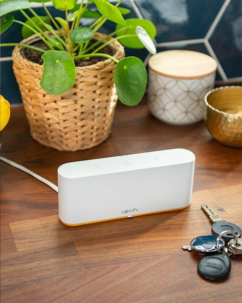 Tomoha Smart Control overal ter wereld uw garagepoort openen en sluiten Tomoha Smart Control: Bedien uw garagedeur overal ter wereld via uw smartphone en integreer deze met andere Somfy smart home producten.