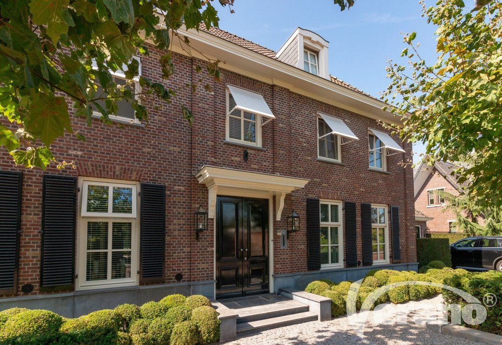 Uitvalschermen in een stijlvolle woning, zorgen voor schaduw en privacy.