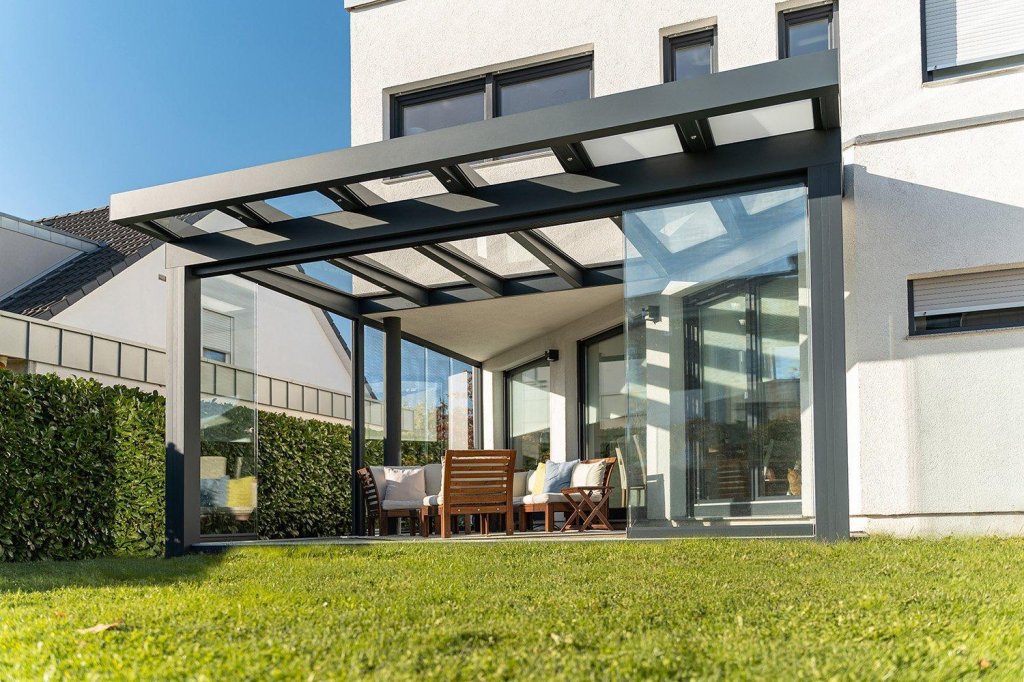 Luxe Aluxe terrasoverkapping met glazen dak en glazen schuifwanden

Title:.