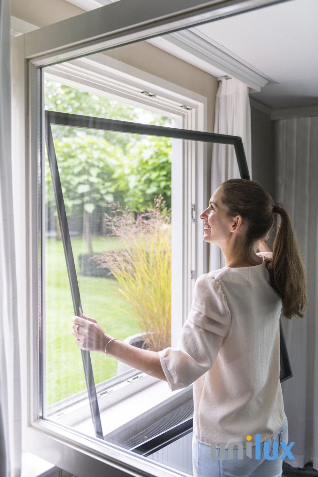 This is how easily you fit a fixed screen in an open window to keep insects out of your home in Sittard-Geleen, Limburg.