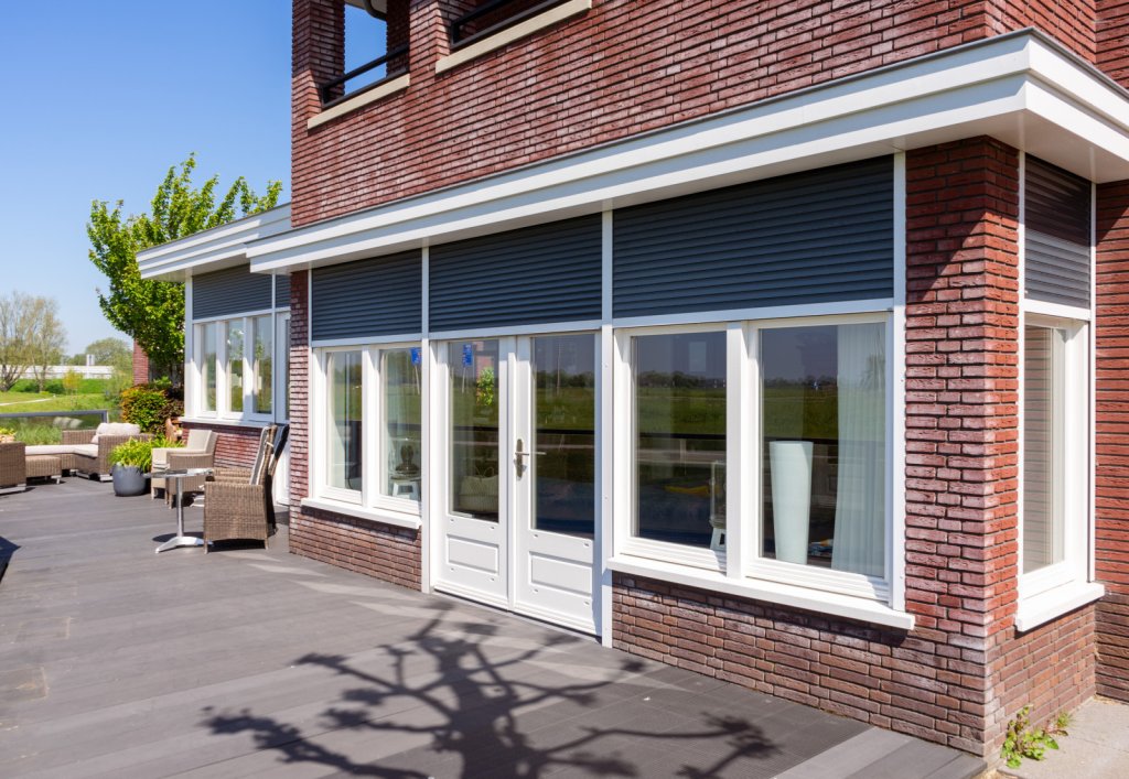 Rolluiken met antracieten lamellen inclusief montage op begane grond in Sittard-Geleen Limburg.