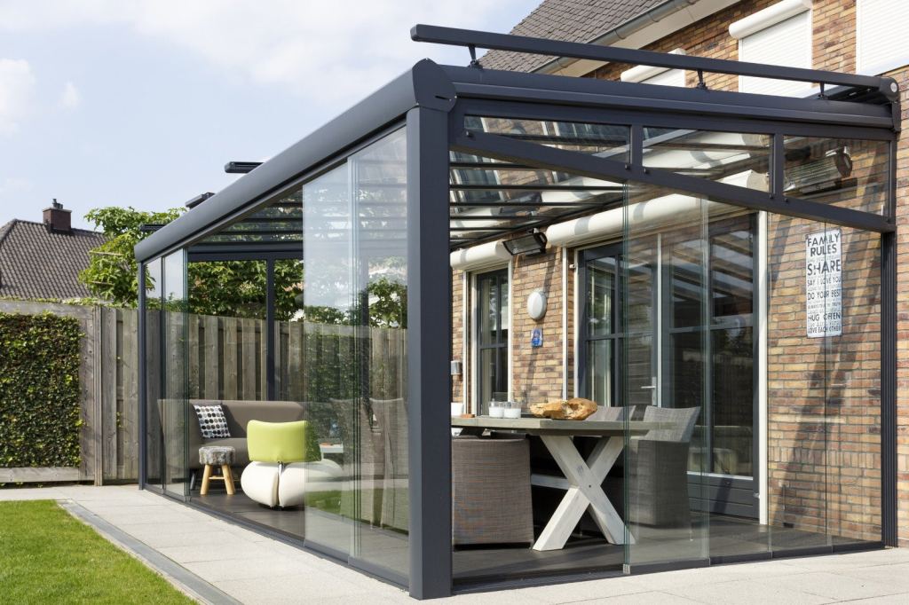 Elegant glass veranda with a black frame, for pure enjoyment whatever the weather.