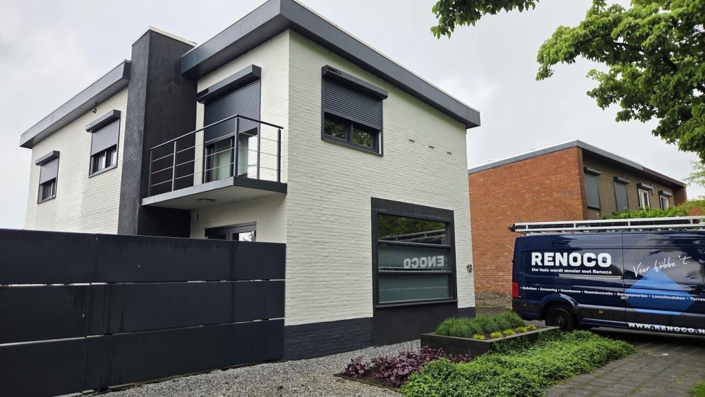 Moderne woning met zwarte rolluiken van Renoco en servicebus op locatie.