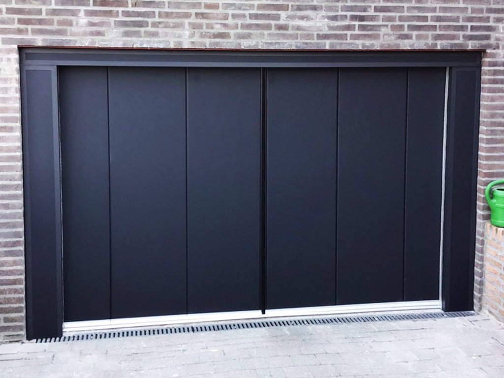Zijwaartse sectionaaldeur in modern zwart design met stijlvolle afwerking.